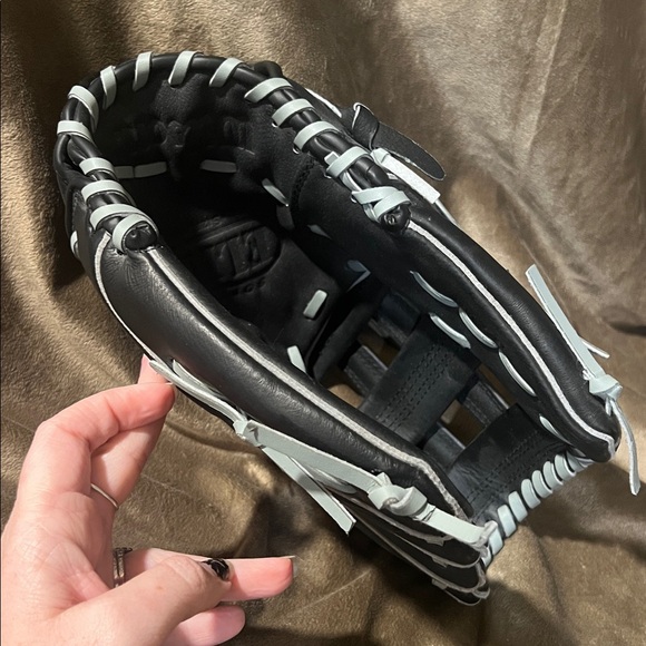 Wilson Elite Softball Glove 13" Inch A2449 Black RHT Oversized Pocket Custom Fit - Picture 4 of 5